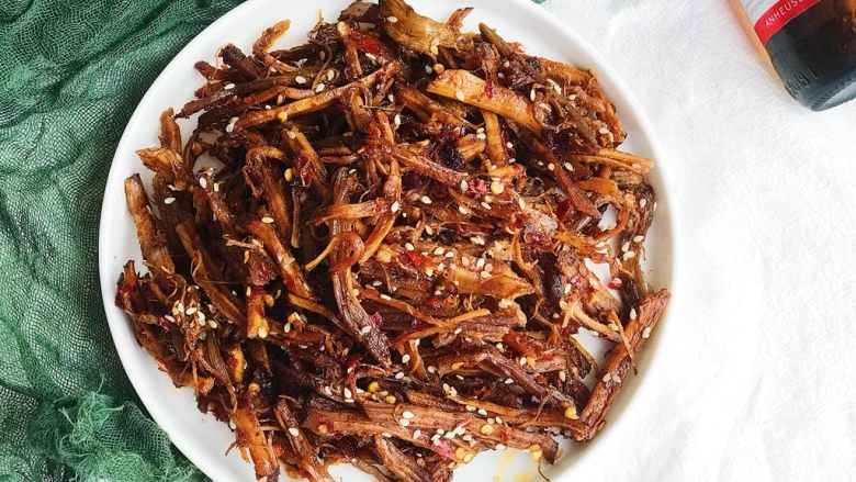 妈妈的味道之麻辣手撕肉条,成品图:又麻又辣的手撕肉条就完成啦!