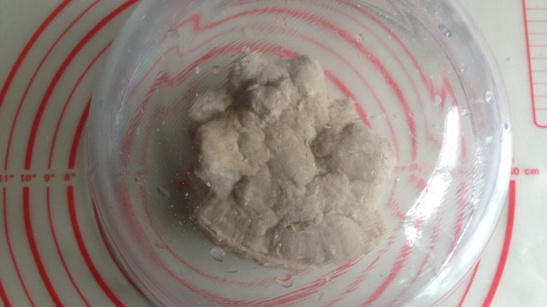 红糖核桃馒头,将红糖酵母水倒入面粉中,拌成絮状。一开始揉不光滑可以先让面团静置5分钟,再揉
