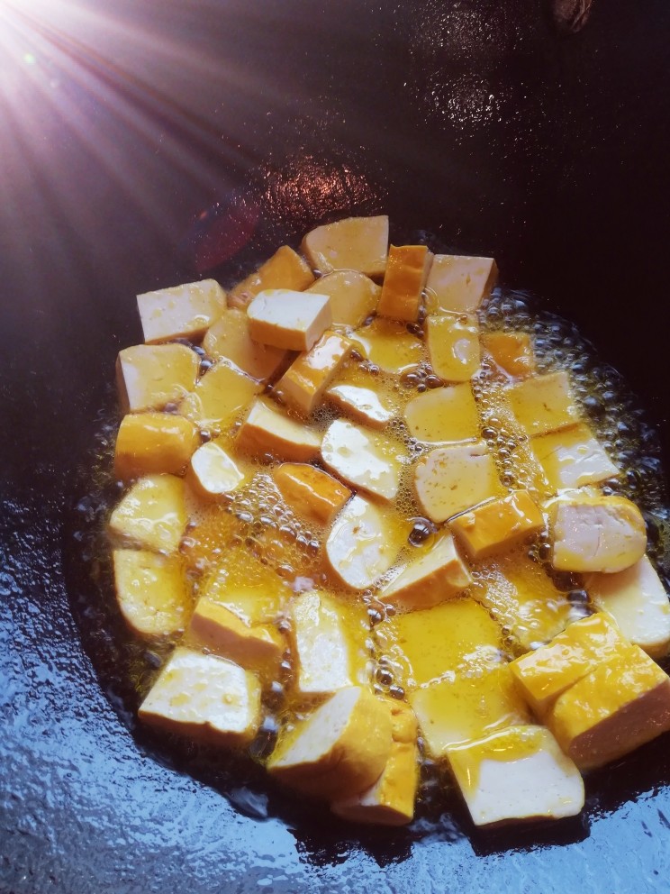 豆腐烧肥肠,锅里入油烧热煎豆腐