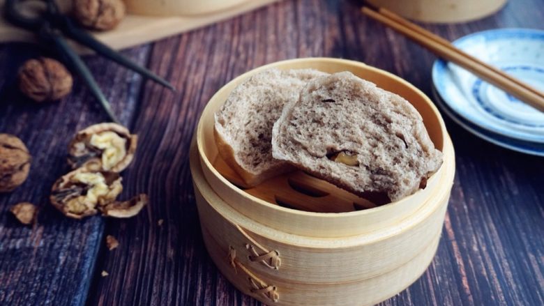 红糖核桃馒头,冷水上锅蒸,大火烧开后转中小火蒸15分钟,关火后继续焖4分钟开盖