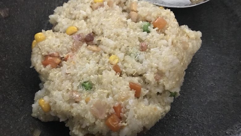 粗粮变身颜值的五彩藜麦饭团,翻炒到配菜和饭均匀混合。关火。