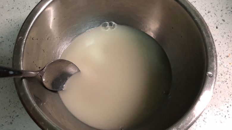 发面葱油饼,拌匀,让酵母激活,加糖的作用是加速发酵,成品并不会很甜。