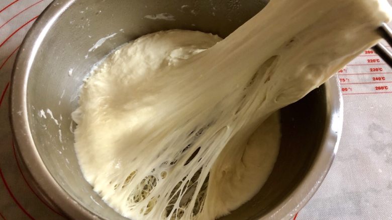 发面葱油饼,发至2倍大后,用筷子挑起来,内部有细密均匀的蜂窝状组织,就发酵好了。