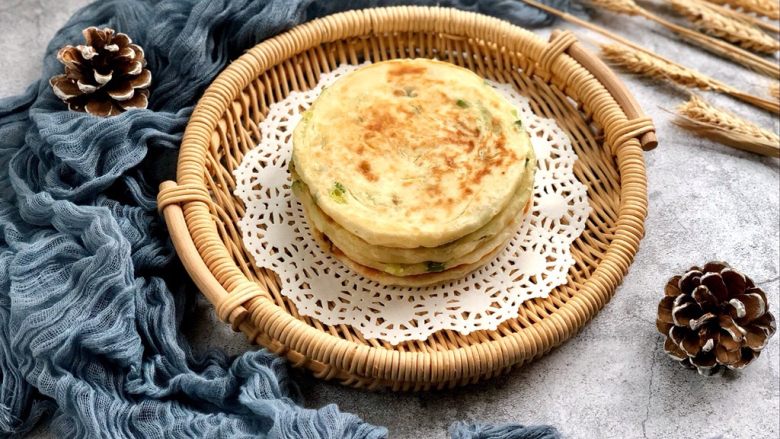 发面葱油饼,凉了也很软哦~好吃易消化。