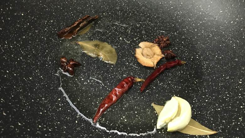 红烧猪蹄,提前准备好香料,清洗干净。热锅,加入适量食用油,待油温升高,加入香料爆香。