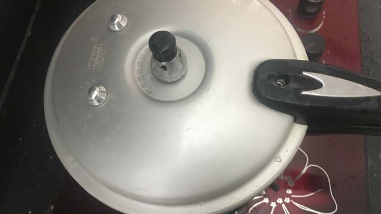 红烧猪蹄,盖上锅盖,煮至上汽后转小火,焖煮15分钟。