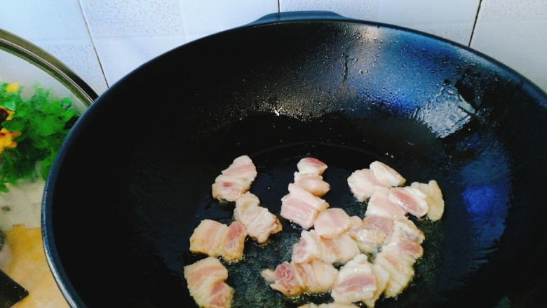 家常菜+土豆片炒五花肉,加入五花肉煸出汁，小火哦