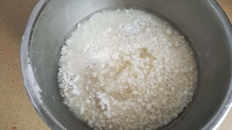 家乡小吃——小米,因为面粉的吸水性不同,热水要分次加入