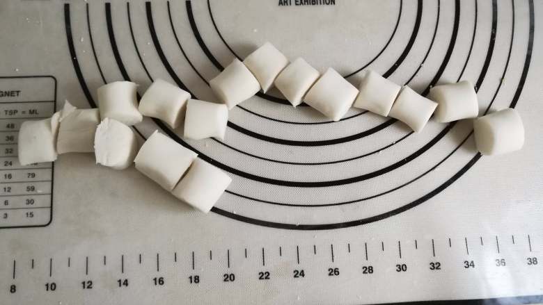 家乡小吃——小米,用刮板分隔成均匀小块,拇指第一关节大小即可