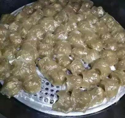 家乡小吃——小米,锅子加水,水开后大火蒸10min左右,如果放得太多就蒸久一点。蒸好的小米刷上一层油水(油3水7),这样就不会黏在一起了