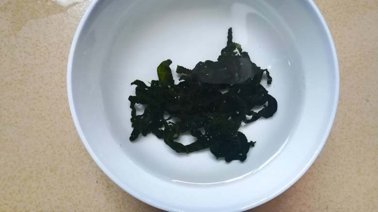 海藻芡汁赛螃蟹,海藻泡发的过程用手搅拌一下,过几次水
