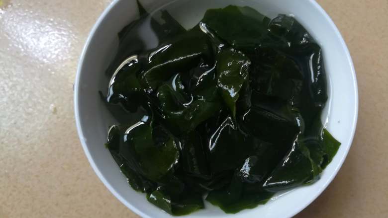 海藻芡汁赛螃蟹,这是泡发半小时后的样子,只有碗底的海藻变得满满一碗