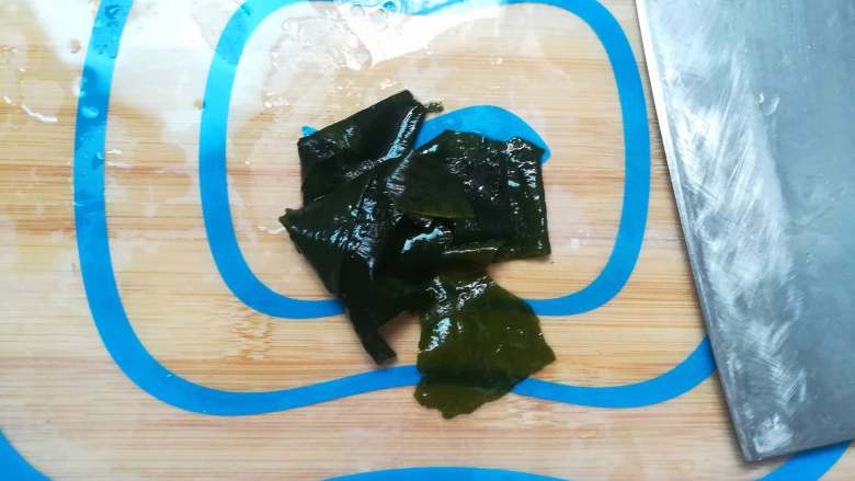 海藻芡汁赛螃蟹,海藻黏在一起太硬的部分要去掉,这样做出来的海藻芡汁口感才会顺滑
