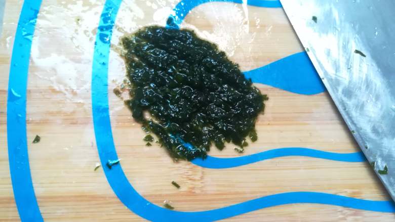 海藻芡汁赛螃蟹,尽可能切成碎末,然后放一旁备用