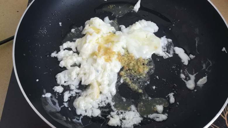 海藻芡汁赛螃蟹,稍微成型后加入一半调味汁,快速搅拌