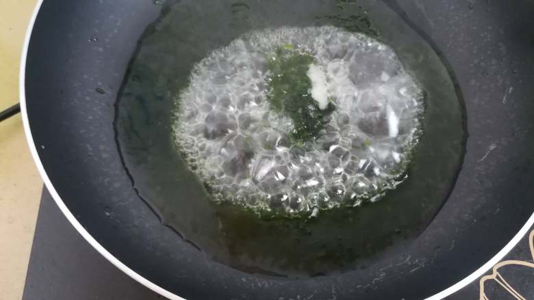 海藻芡汁赛螃蟹,接下来就是海藻芡汁的制作了,锅子洗干净后加水适量的水,煮开后倒入海藻末,并加少许盐提鲜