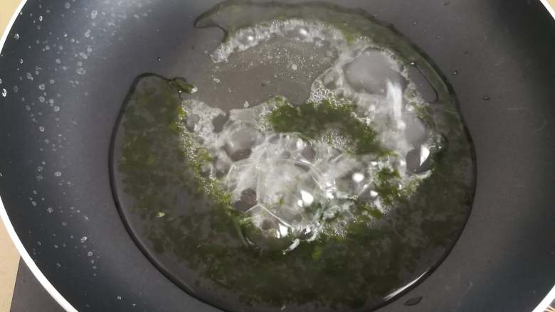 海藻芡汁赛螃蟹,喜欢脆脆的口感煮半分钟即可,如果喜欢口感软烂顺滑的就多煮一下