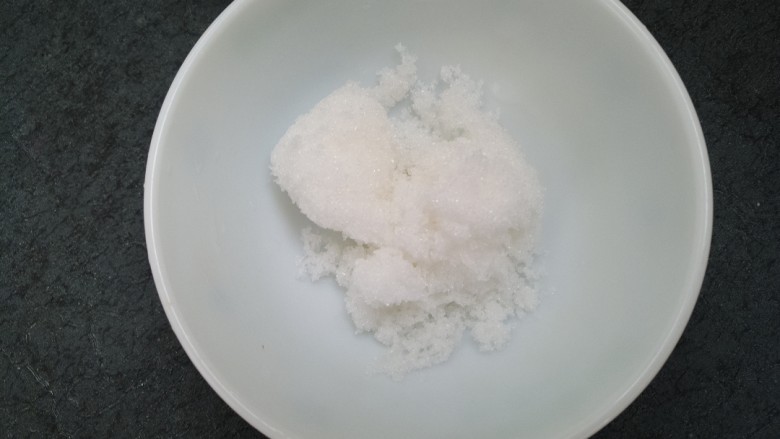美味零食~挂浆花生,准备50g<a style='color:red;display:inline-block;' href='/shicai/ 10588'>糖</a>
