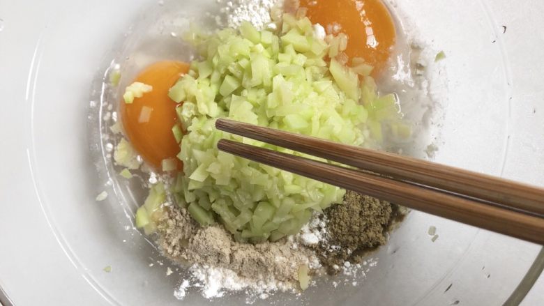 西葫芦肉松蛋卷,用筷子搅拌