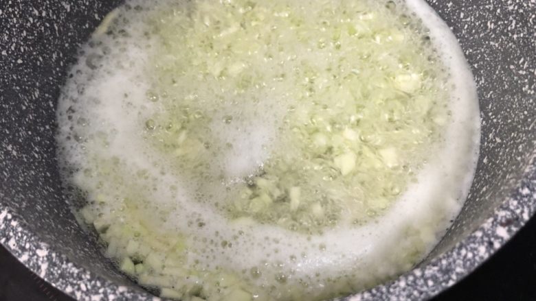 西葫芦肉松蛋卷,西葫芦热水煮一分钟,煮至八成熟,这样确保做鸡蛋卷的时候熟透