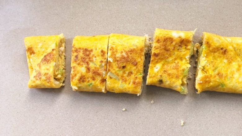 西葫芦肉松蛋卷,出锅放入切熟食的案板上,切小块,方便宝宝抓握自己吃