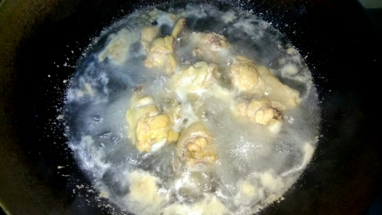 烧烤味炸翅根,烧开几分钟,一来去除血水和皮上的油脂,而来炸的时候容易熟