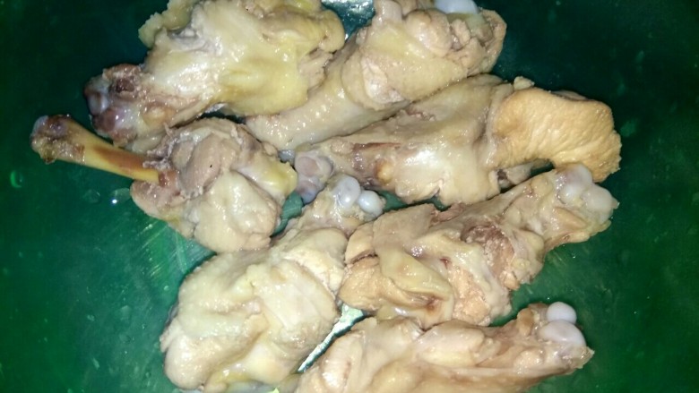 烧烤味炸翅根,把翅根捞出,用清水洗净
