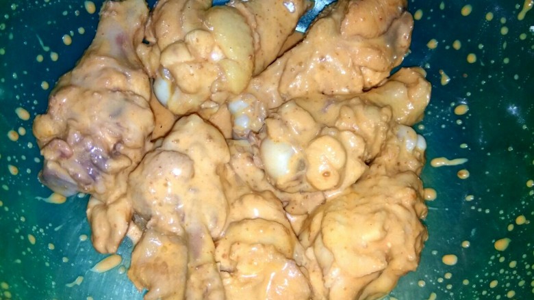 烧烤味炸翅根,搅拌均匀,使佐料完全裹到翅根上