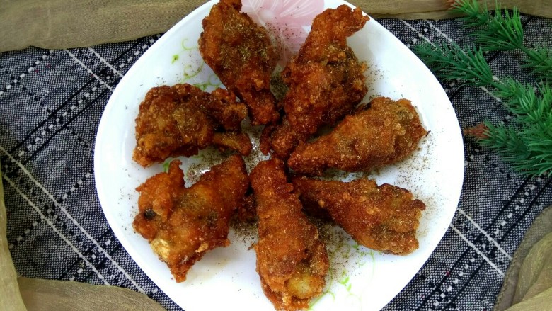 烧烤味炸翅根,盛盘,撒上烧烤料和<a style='color:red;display:inline-block;' href='/shicai/ 146542'>孜然粉</a>,来吃吧
