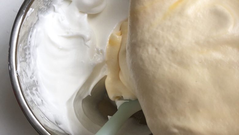 斑马戚风蛋糕,然后把面糊倒入剩下的蛋白霜继续翻拌均匀。不要过度搅拌,否则会消泡