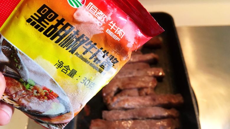 减肥营养早餐-墨西哥牛柳卷,转成小火放入牛排酱,15克足矣