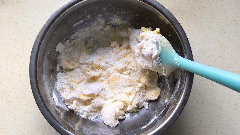 巧克力坚果磅蛋糕,用刮刀拌匀,以免搅打时糖粉四处乱飞