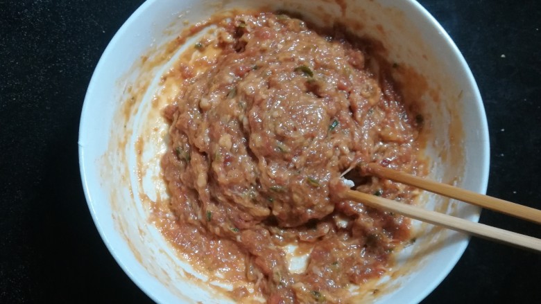 花式三色煎饺,用筷子搅打均匀,至肉馅上劲,这样做出来的饺子馅才会好吃, 因为加的蔬菜粒比较多,又加了一个鸡蛋,基本上不用加水了。
