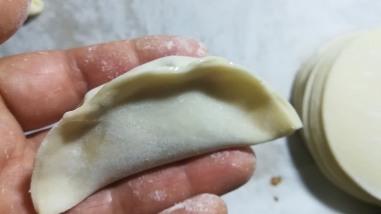 花式三色煎饺,也可以在后面打上一些褶皱,包成这样的。