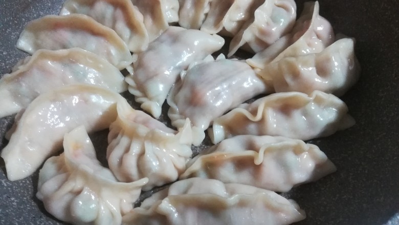 花式三色煎饺,中火煎至锅里的水分耗干。不要用大火来煎哦,不然水很快烧干,而饺子的内馅又没有熟。