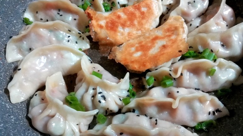 花式三色煎饺,就可以美美的开动喽!饺子的皮很薄,可以看到里面的彩色内馅,红的绿的,黄的,很是好看,非常有食欲。