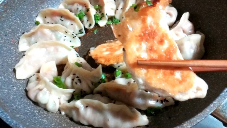 花式三色煎饺,咬一口,鲜香多汁,又香脆可口。