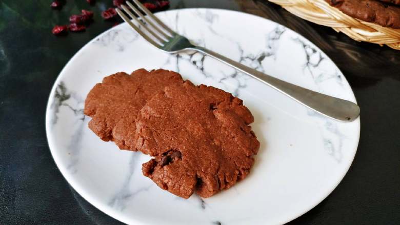 蔓越莓巧克力酥饼,完全冷却后即可享用