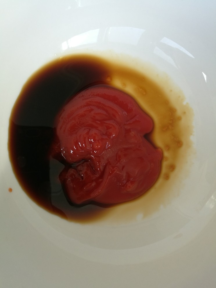 浇汁鱼,放入<a style='color:red;display:inline-block;' href='/shicai/ 692'>酱油</a>,醋