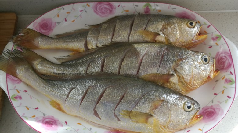 浇汁鱼,在鱼身上斜切几刀,两面都要