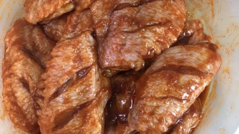 面包糠烤鸡翅,混合均匀,腌制四个小时以上。