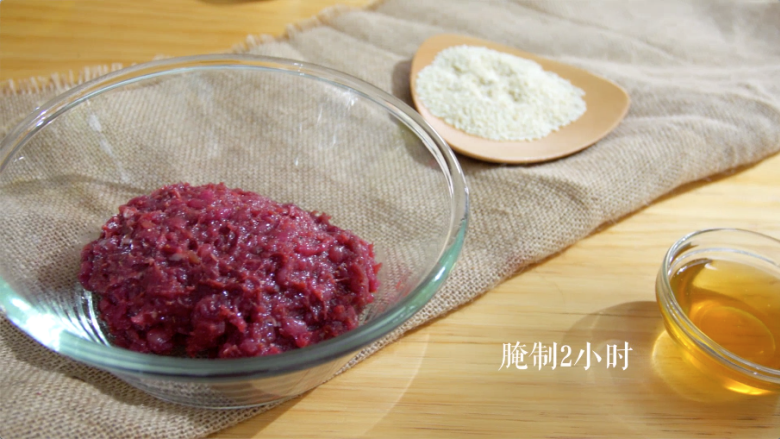 蜜汁猪肉脯,搅拌均匀后,腌制2小时