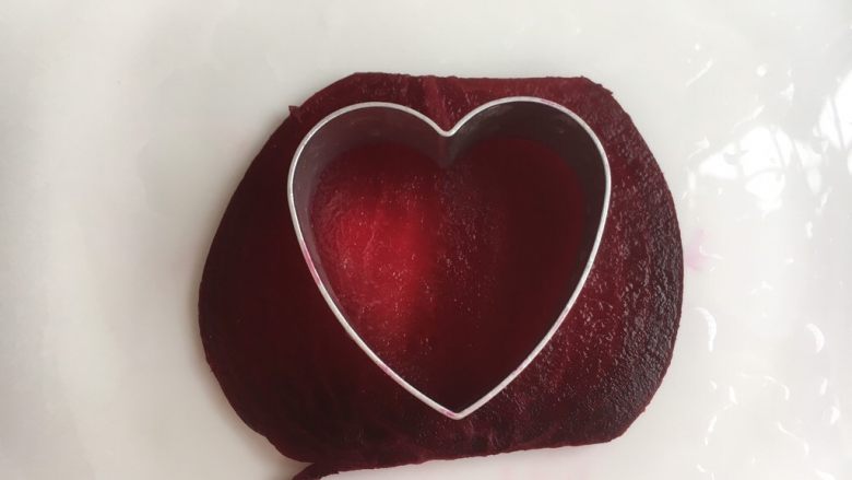 米醋浸甜菜根(营养美味佐餐小菜),放上漂亮的“❤️”模具。