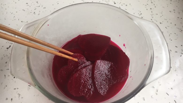 米醋浸甜菜根(营养美味佐餐小菜),用筷子翻动♥️甜菜根,让其均匀蘸上米醋。