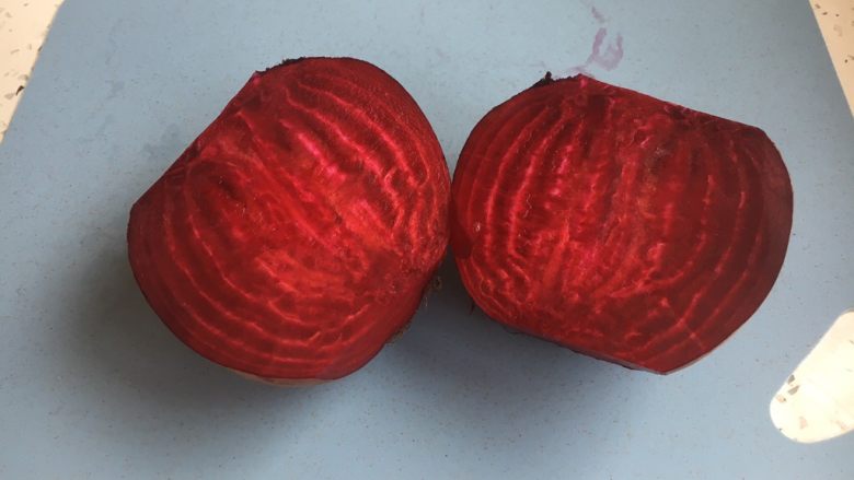 米醋浸甜菜根(营养美味佐餐小菜),将甜菜根对切,一分为二。