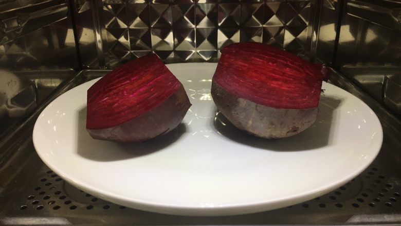 米醋浸甜菜根(营养美味佐餐小菜),放在蒸锅里蒸20分钟,将其蒸熟。