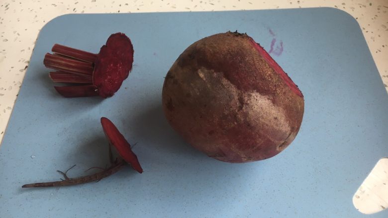 米醋浸甜菜根(营养美味佐餐小菜),将甜菜根洗干净,切掉头和尾吧。