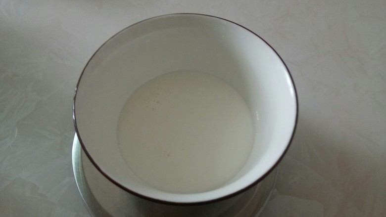 木糖醇无奶油蛋挞,将<a style='color:red;display:inline-block;' href='/shicai/ 219'>牛奶</a>倒入木糖醇中，搅拌均匀。