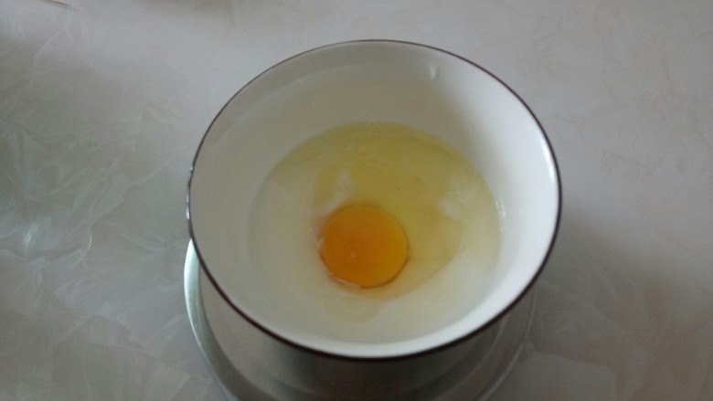 木糖醇无奶油蛋挞,打入鸡蛋。
