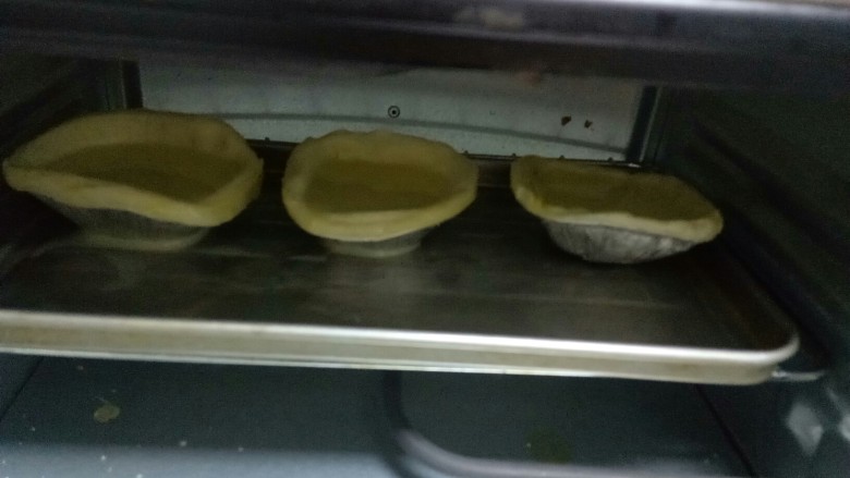 木糖醇无奶油蛋挞,烤箱180预热10分钟，180度烤25分钟，200度烤3分钟。